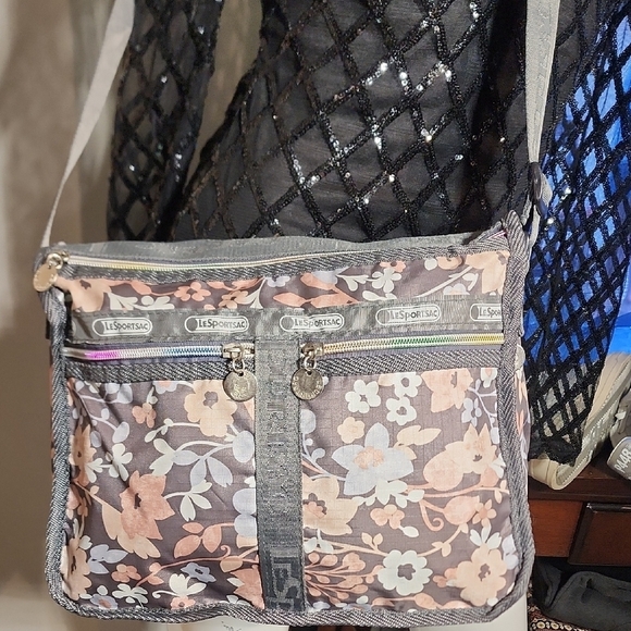 Lesportsac Pink and Gray Crossbody Bag with Stylish Design - Picture 2 of 13